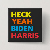 ヘックイーバイデン氏ハリスカスタムズCOLORS 缶バッジ (正面)