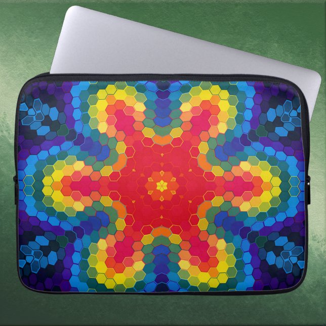 ヘックス・マンダラ 赤と黄色と青 ラップトップスリーブ (Red Yellow and Blue Hexagon Mandala Laptop Sleeve by Wormhole Orbital)