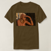 ヘッドギアとデコレーションを身に着けた若いヒンバ女性 Tシャツ (デザイン正面)