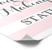 ヘッドバンドの駅前看板ピンクの花ストライプ咲き ポスター (角)