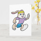 ヘッドバンドをつけてジョギングするウサギ カード (黄色い花)