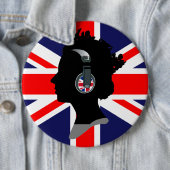 ヘッドフォンとイギリス国旗を持つエリザベス女王 缶バッジ (インサイチュ)