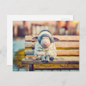 ヘッドフォンのベンチで眠っている羊 シーズンポストカード (正面/裏面)