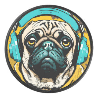 ヘッドフォンを着たPUG アイスホッケーパック