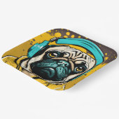 ヘッドフォンを着たPUG ペーパープレート (傾斜あり)