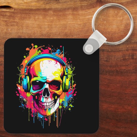 ヘッドフォンカラフルを装着したスカル キーホルダー (裏面)