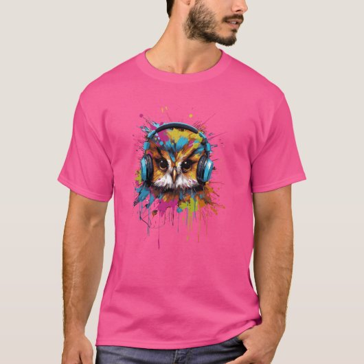 ヘッドホンで音楽を聴く面白いフクロウ Tシャツ (正面)
