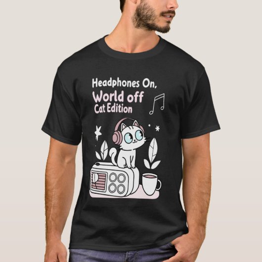 ヘッドホンをつけて世界を忘れる かわいい猫 音楽好きの猫 Tシャツ (正面)