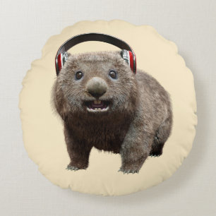 ヘッドホンを付けたかわいいウォンバット 音楽好きアート ラウンドクッション
