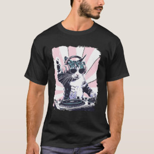 ヘッドホンを付けた面白いDJ猫 レトロ音楽好きアート Tシャツ