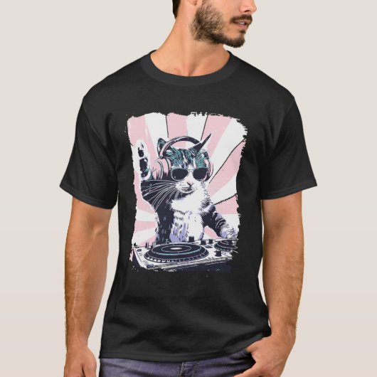 ヘッドホンを付けた面白いDJ猫 レトロ音楽好きアート Tシャツ (正面)