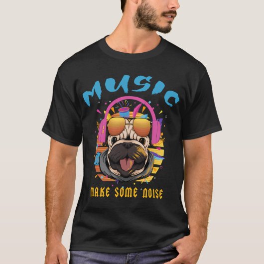 ヘッドホンを付けた音楽好きのパグ Tシャツ (正面)