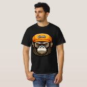 ヘッドホンを着けたゴリラ 楽しい Tシャツ (正面フル)