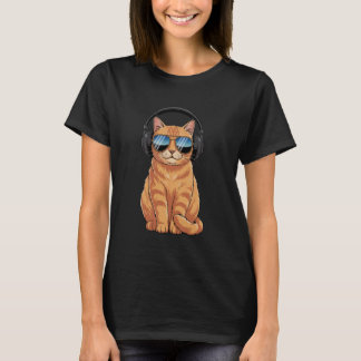 ヘッドホンを装着したオレンジ色の猫が楽しむ音楽 Tシャツ