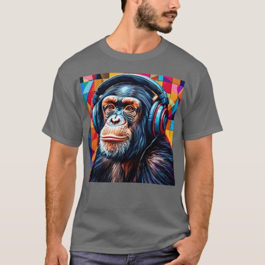 ヘッドホンを装着したチンパンジー Tシャツ (正面)