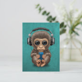ヘッドホン装着ベビー付き携帯電話付き可愛い携帯電話猿 ポストカード (スタンド正面)