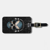 ヘッドホーンが付いている傷付けられたスコットランドDjのスカル ラゲッジタグ (正面横)