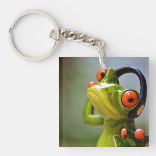 ヘッドホーンのアクリルKeychainを持つFrog氏 キーホルダー (正面)