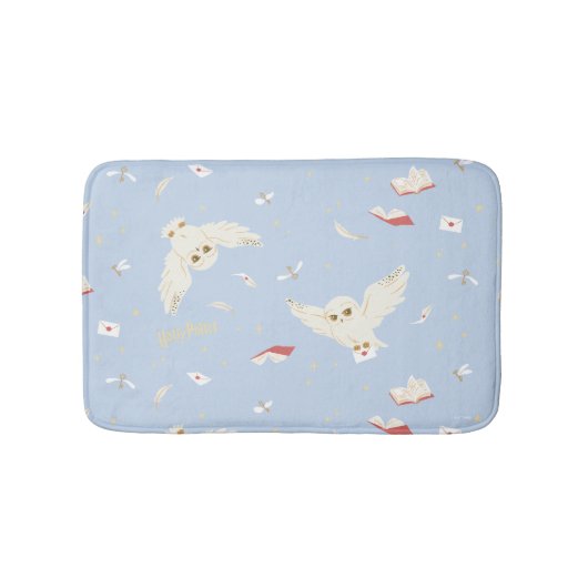 ヘドウィグのフクロウ郵便のレターと本のパターン バスマット (正面)