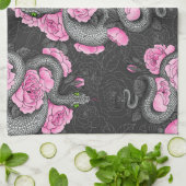 ヘビとピンクのバラ キッチンタオル (折り畳み)