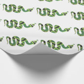 ヘビの黒いおよび緑のプリントのシルエット ラッピングペーパー (角)