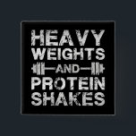 ヘビーウェイトとプロテインシェイク – ジムトレーニング 缶バッジ<br><div class="desc">ヘビーウェイトとプロテインシェイク – ジムトレーニング</div>