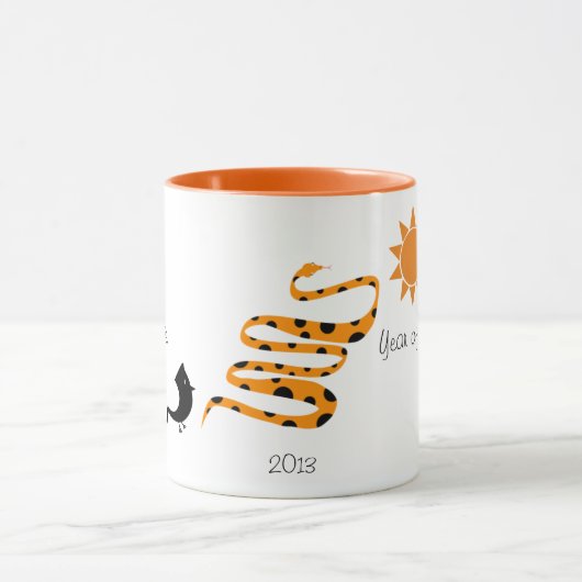ヘビ中国の〔占星術の〕十二宮図年モノグラムおもしろいかわいい マグカップ (中央)