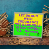 ヘブライ人の12:1からの聖書の一節。 フォトプラーク (側面)