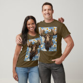 ヘラジカとアラスカのワスレナグサの花 Tシャツ (ユニセックス)