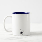 ヘリコプターのコーヒーカップ飛んでいるチョッパーのマググラス ツートーンマグカップ (左)