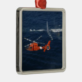 ヘリコプターの乗組員が訓練する メタルオーナメント (右)
