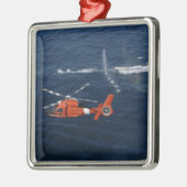 ヘリコプターの乗組員が訓練する メタルオーナメント (左)