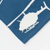 ヘリコプターは//の濃紺//のシルエットを描きます フリースブランケット (角)