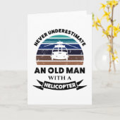 ヘリコプターを持つ面白い老人のユーモアギフト カード (黄色い花)