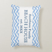 ヘリンボン青く白いビーチハウスのカスタム アクセントクッション (裏面(縦))