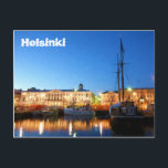 ヘルシンキマーケットスクエアボート夕べ ポストカード<br><div class="desc">10月の夕べ初絵画期、毎年恒例のヘルシンキ・バルト・ヘリングフェア(フィンランド語でSilakkamarkkinat)の期間中に、市場のテントを背景にヘルシンキ・マーケットスクエア(フィンランド語でカウパトリ)に魚釣りボートと古い帆船を搭載したデジタルのハガキ澄ん。</div>