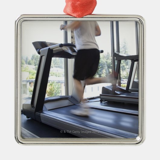 ヘルスクラブのトレッドミルの若者のランニング、 メタルオーナメント (正面)
