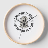 ヘルスケアのハロウィン、1人の患者実在に忍び寄る 壁時計 (正面)