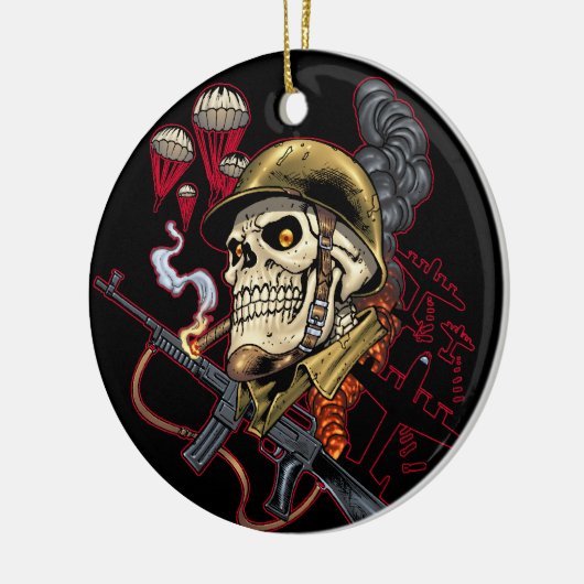 ヘルメットが付いている空輸か海洋の落下傘兵のスカル セラミックオーナメント (左)