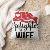 ヘルメットを持つ消防士の妻[16] クッション (ブランケット)