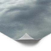 ヘルメットを空中に保持しているサッカー選手 ポスター (角)