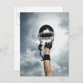 ヘルメットを空中に保持しているサッカー選手 ポストカード (正面/裏面)