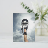 ヘルメットを空中に保持しているサッカー選手 ポストカード (スタンド正面)