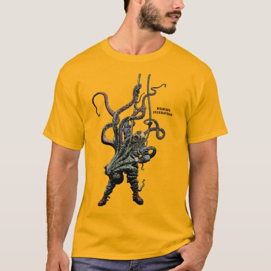 ヘルメットダイバーとタコの野生生物の相互作用 Tシャツ (正面)