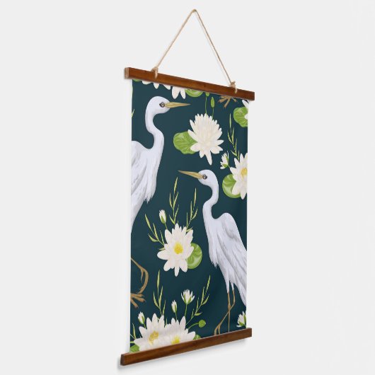 ヘロンズホワイトユリ緑の葉の水の風景 吊り下げ型タペストリー (傾斜あり)