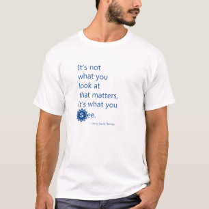 ヘンリー・デイヴィッド・ソローの引用文: それは見るものです Tシャツ