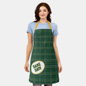ベアグリーン&金ゴールドプレイドパターンゲームデー エプロン (着用した状態)