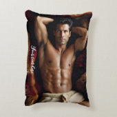 ベアスキンの絨毯の上で熱い男 アクセントクッション (裏面(縦))