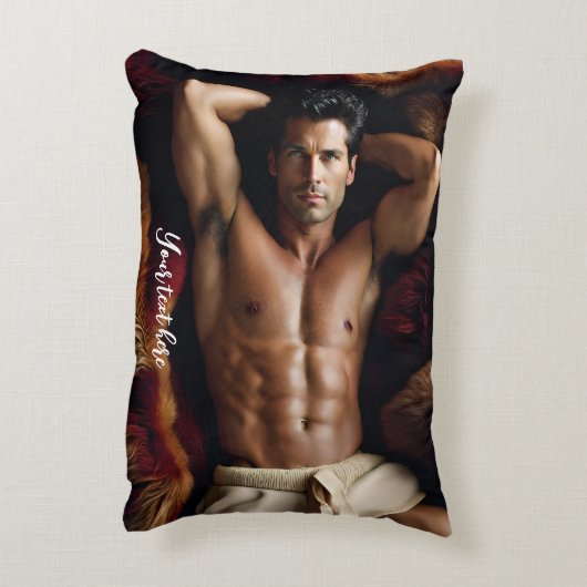 ベアスキンの絨毯の上で熱い男 アクセントクッション (裏面(縦))