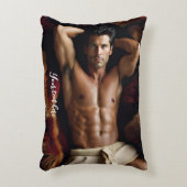 ベアスキンの絨毯の上で熱い男 アクセントクッション (正面(垂直))